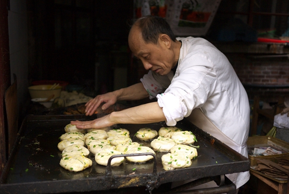 上海駝背老伯賣油餅34年驚動(dòng)BBC 涉無證經(jīng)營被停業(yè)