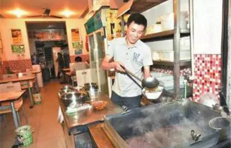 老人吃飯忘付飯錢，餐館老板“理解”感動(dòng)全國|餐飲界