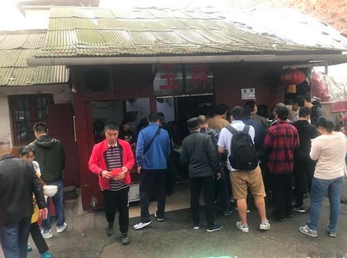 這家開了35年的老長沙米粉店，6塊錢一碗，6點就開始排隊了|餐飲界