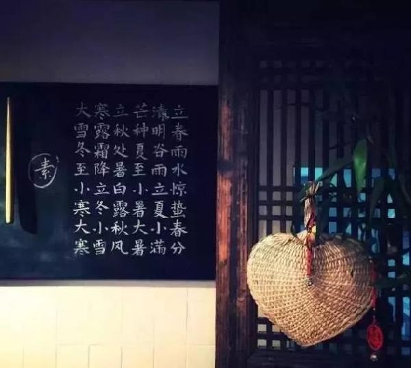 這家不足10平米的小店，只有一張桌子，無肉無酒，卻治愈了無數(shù)的過客