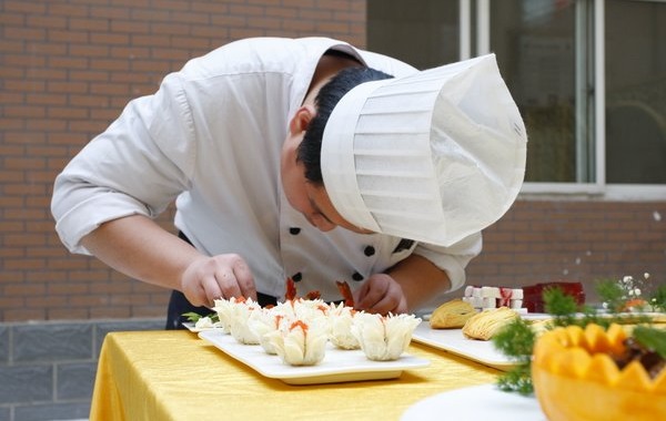 餐飲服務(wù)升級(jí)正當(dāng)時(shí)，服務(wù)模型、員工管理模式的正確打開(kāi)方式是？|餐飲界