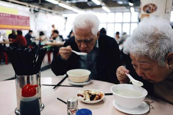 老順德人開的粥店，不僅在香港站穩(wěn)腳跟，還得到了周潤發(fā)的喜歡