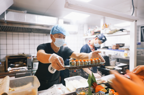 “小吃小喝”火爆 小餐飲獲資本青睞 “曉壽司”估值過億